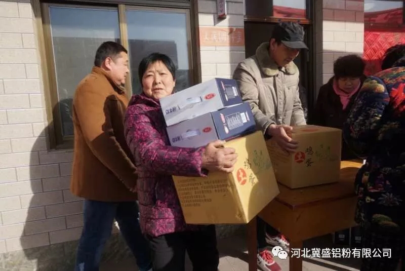 河北張立謙每年為家鄉80歲老人發(fā)放雞蛋和牛奶