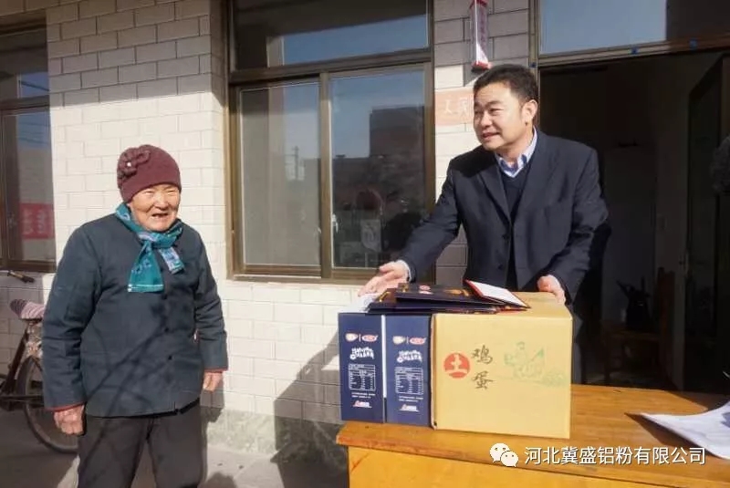 河北張立謙每年為家鄉80歲老人發(fā)雞蛋和牛奶