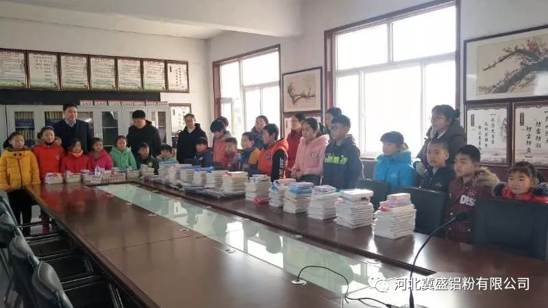 河北張立謙每年為家鄉小學(xué)生發(fā)學(xué)習用品