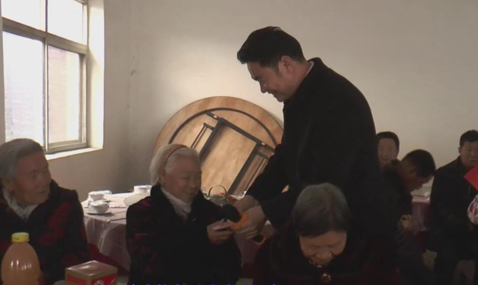 河北張立謙為企業(yè)80歲以上老人發(fā)錢(qián)