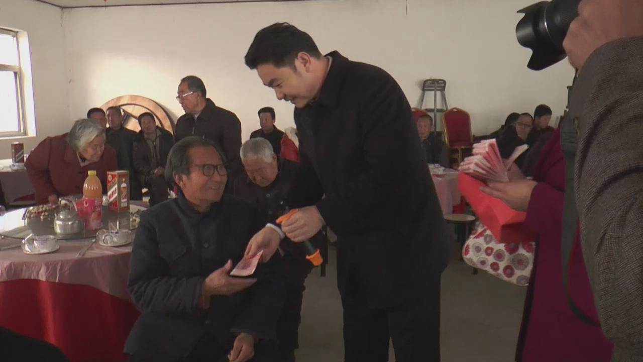河北張立謙為企業(yè)80歲以上老人發(fā)錢(qián)